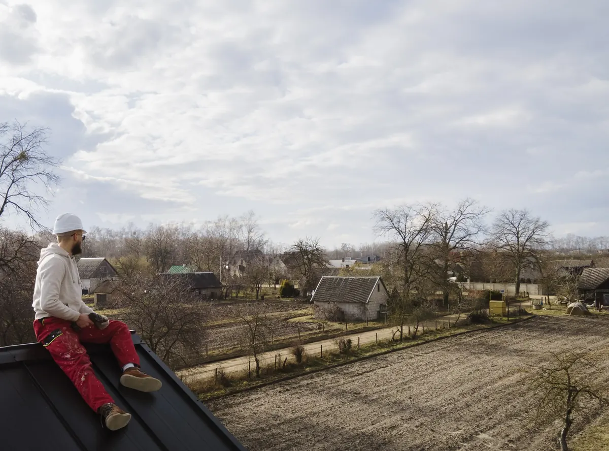Dacharbeiter bei der Sichtprüfung in Hietzing