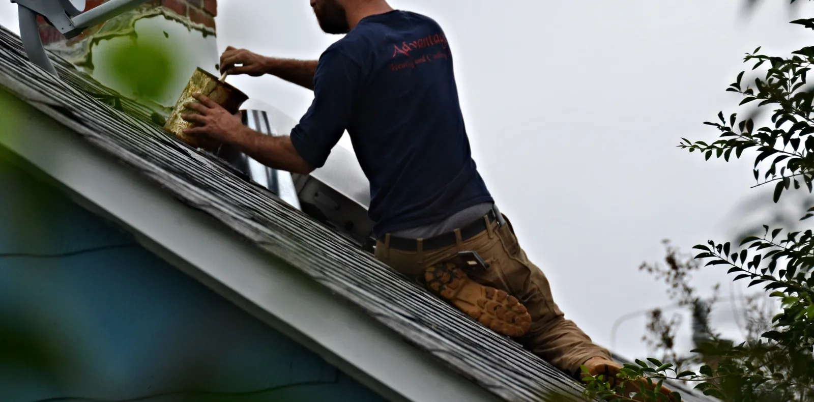 Dachreiniger auf einem Dach in Wien bei der Sichtprüfung und Reinigung